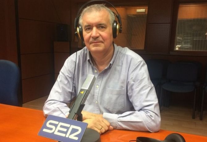 El psiquiatra Javier Garc&iacute;a Campayo en los estudios de Radio Zaragoza